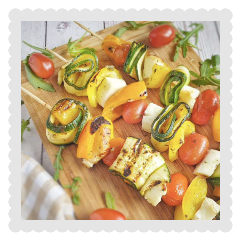 Wege szaszłyki z halloumi w ziołowej marynacie na grilla