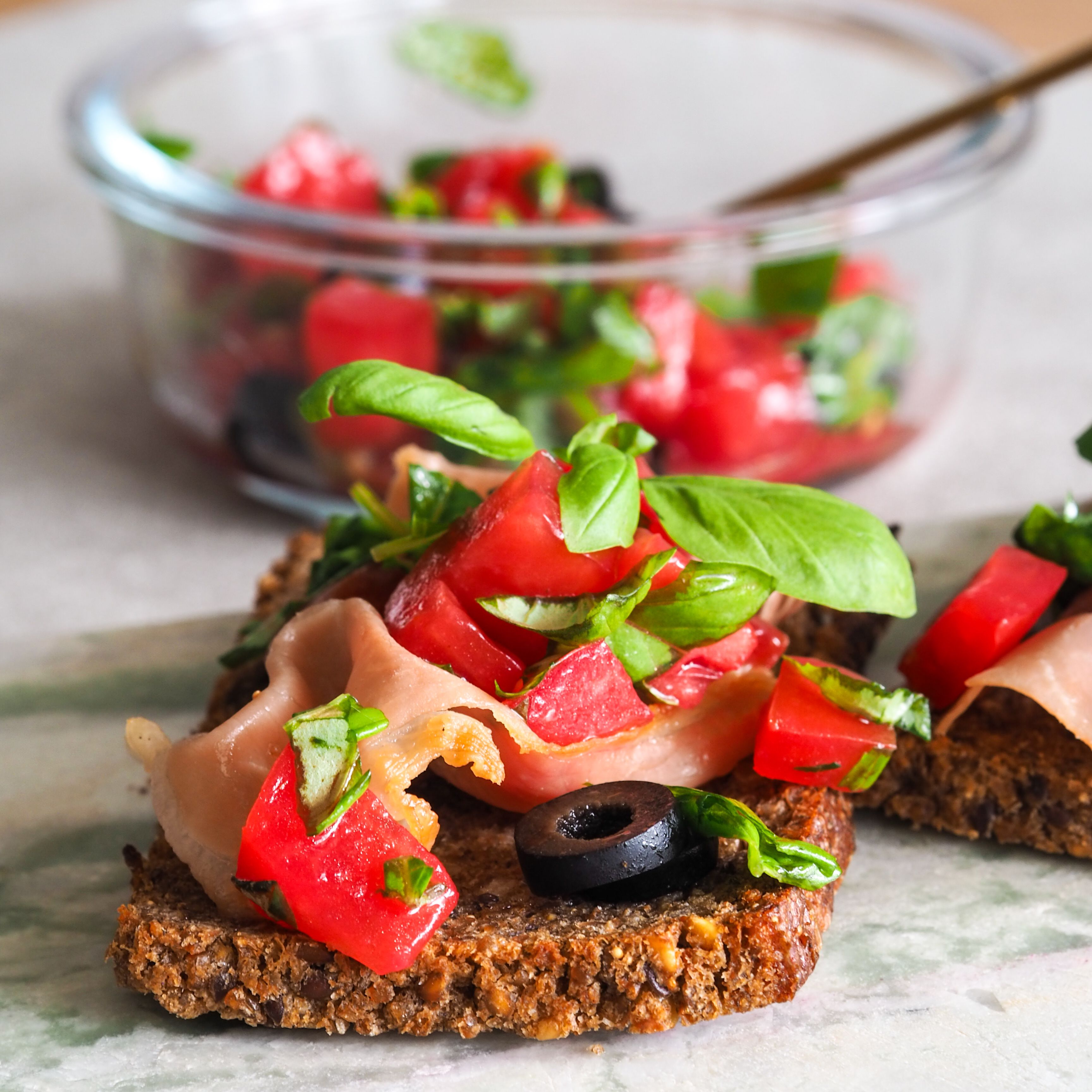 Grzanki z szynką serrano i hiszpańską salsą