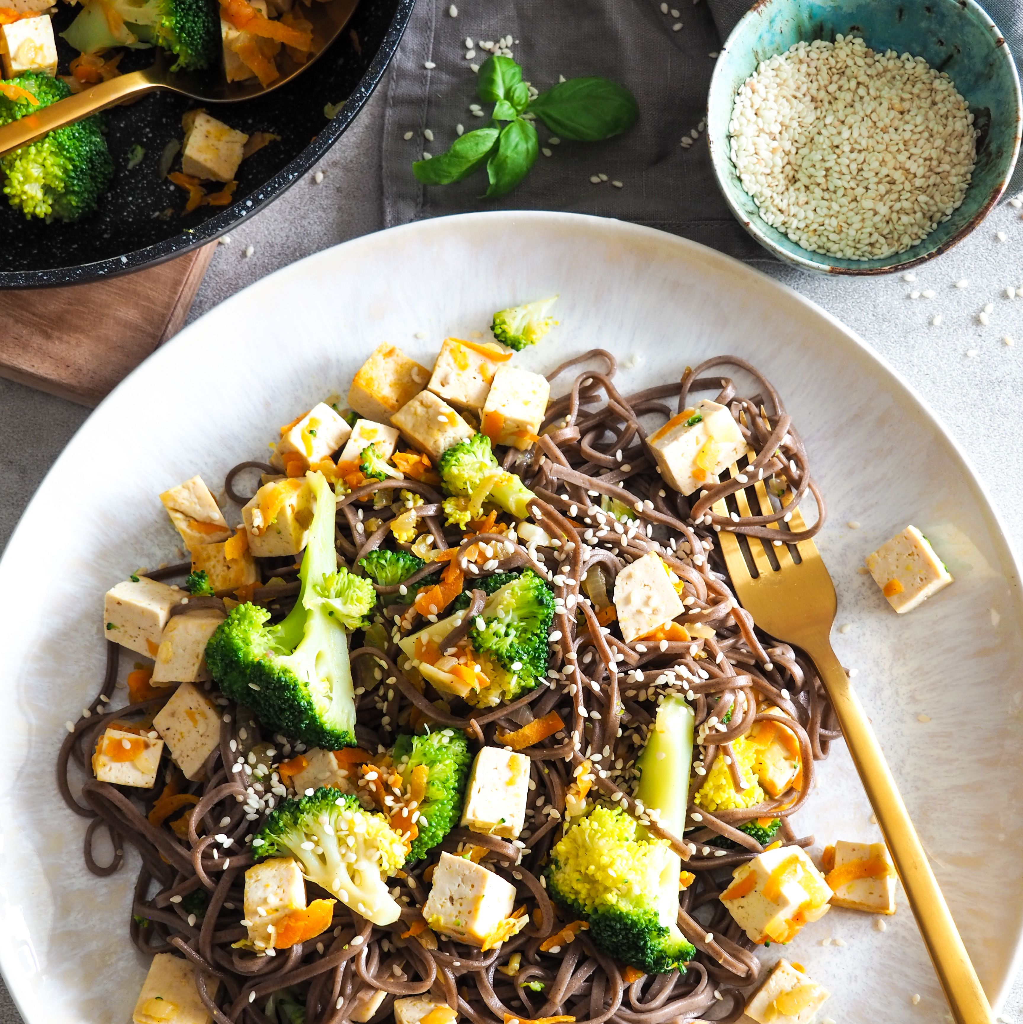 Makaron soba z tofu wędzonym i brokułami