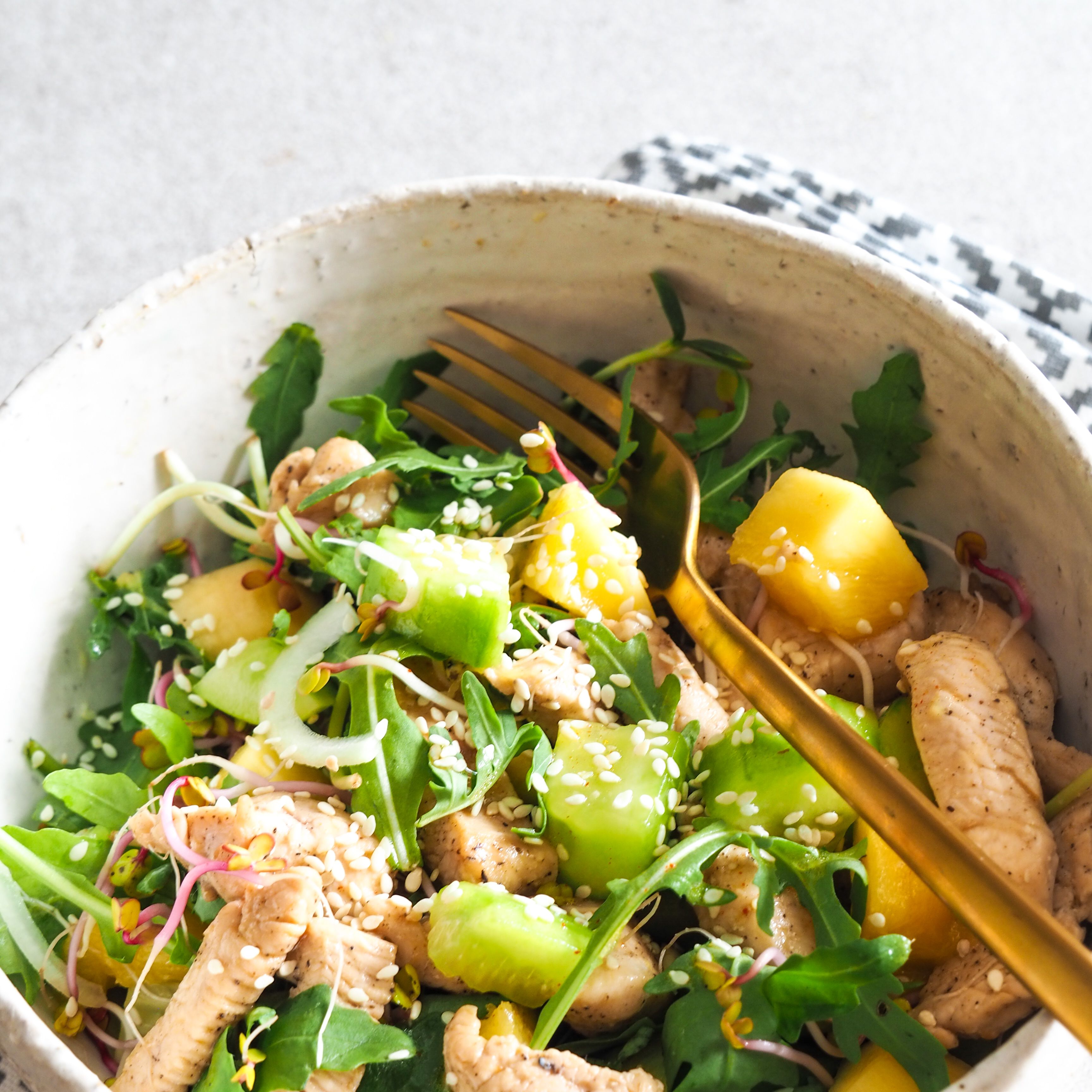 Sałatka z mango i kurczakiem 